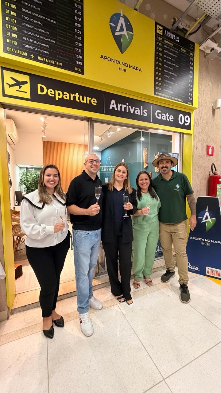 Equipe da Aponta no Mapa em frente ao hub de viagens em Pinheiros, São Paulo