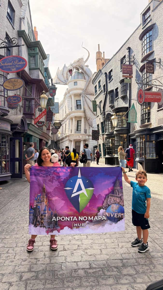 Mãe e filho com a bandeira da Aponta no Mapa em um parque de Orlando
