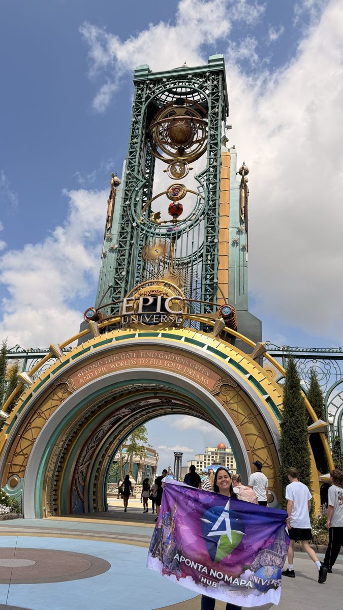 Cliente da Aponta no Mapa com a bandeira da agência na entrada do Epic Universe, em Orlando